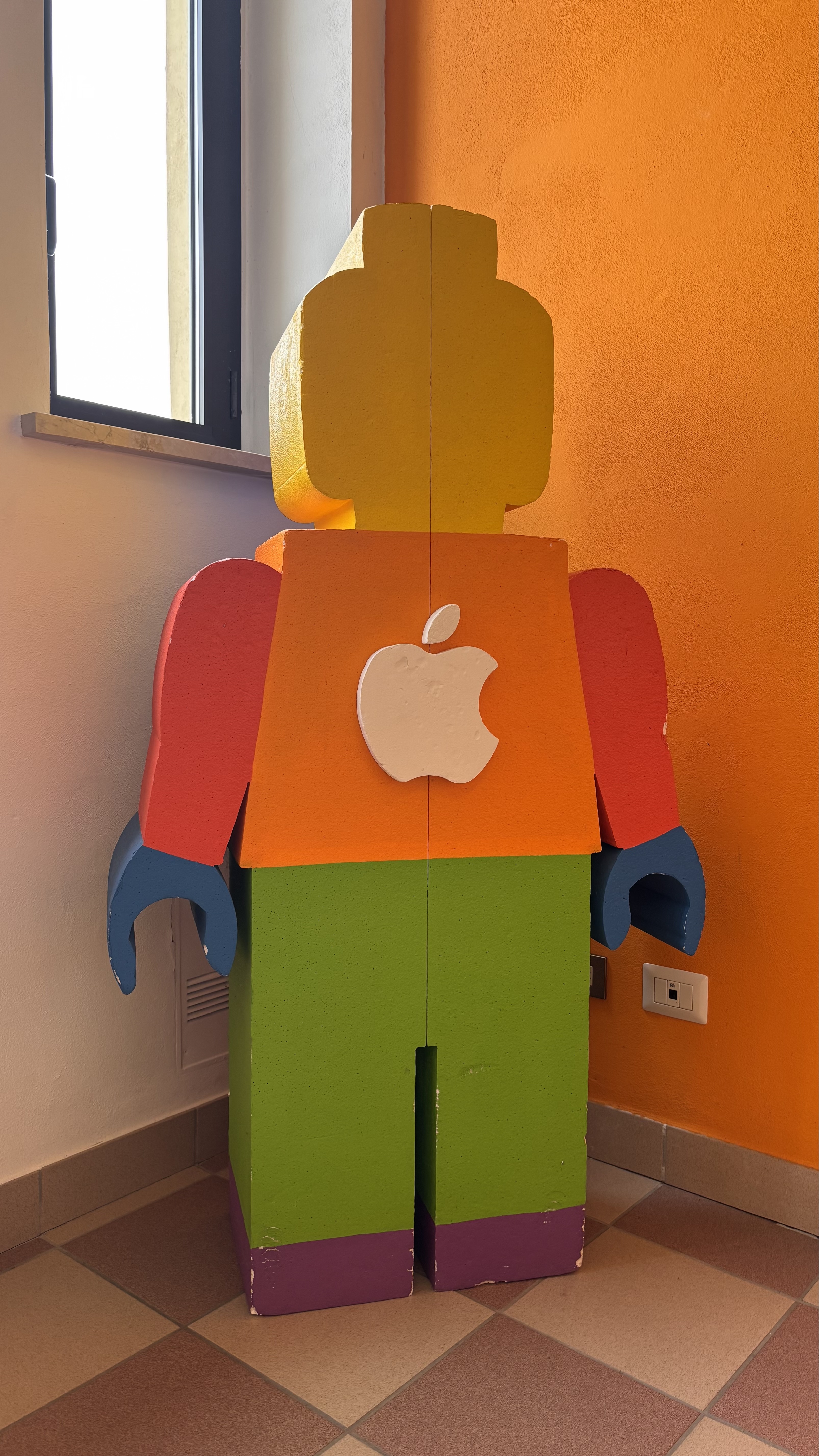 Mascotte LEGO Apple del laboratorio