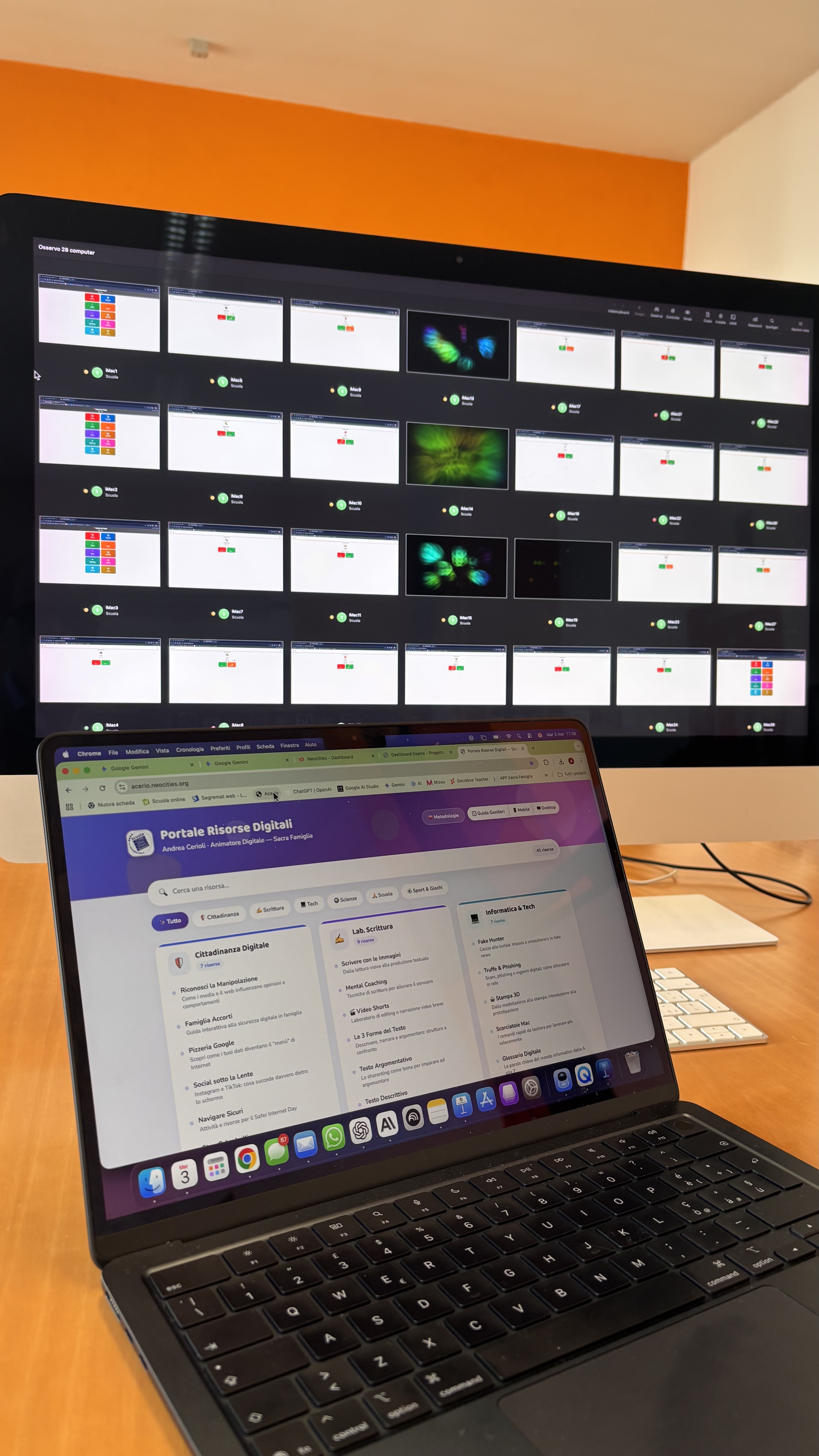 MacBook docente con monitoraggio classe