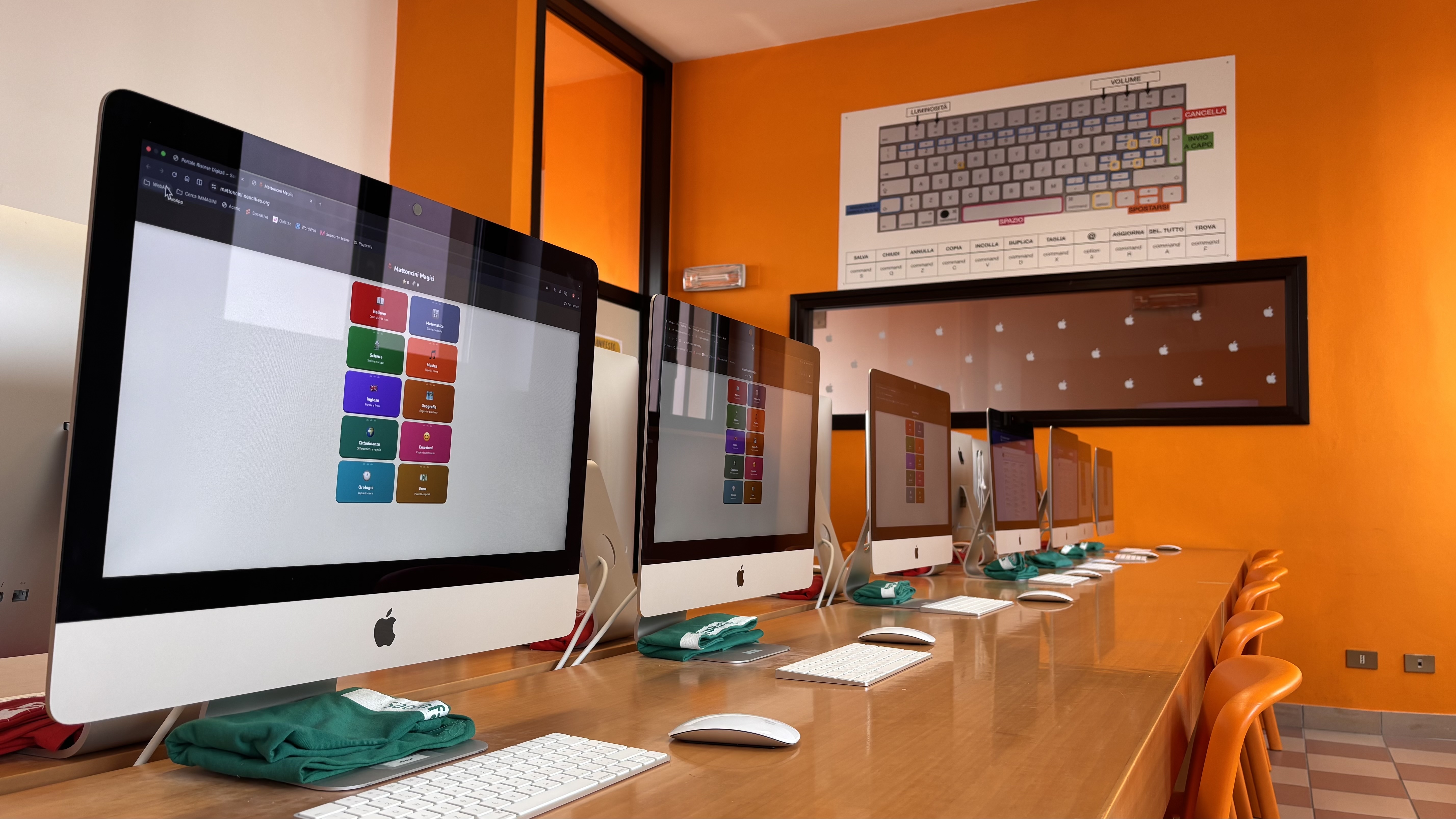 iMac con Mattoncini Magici e poster tastiera